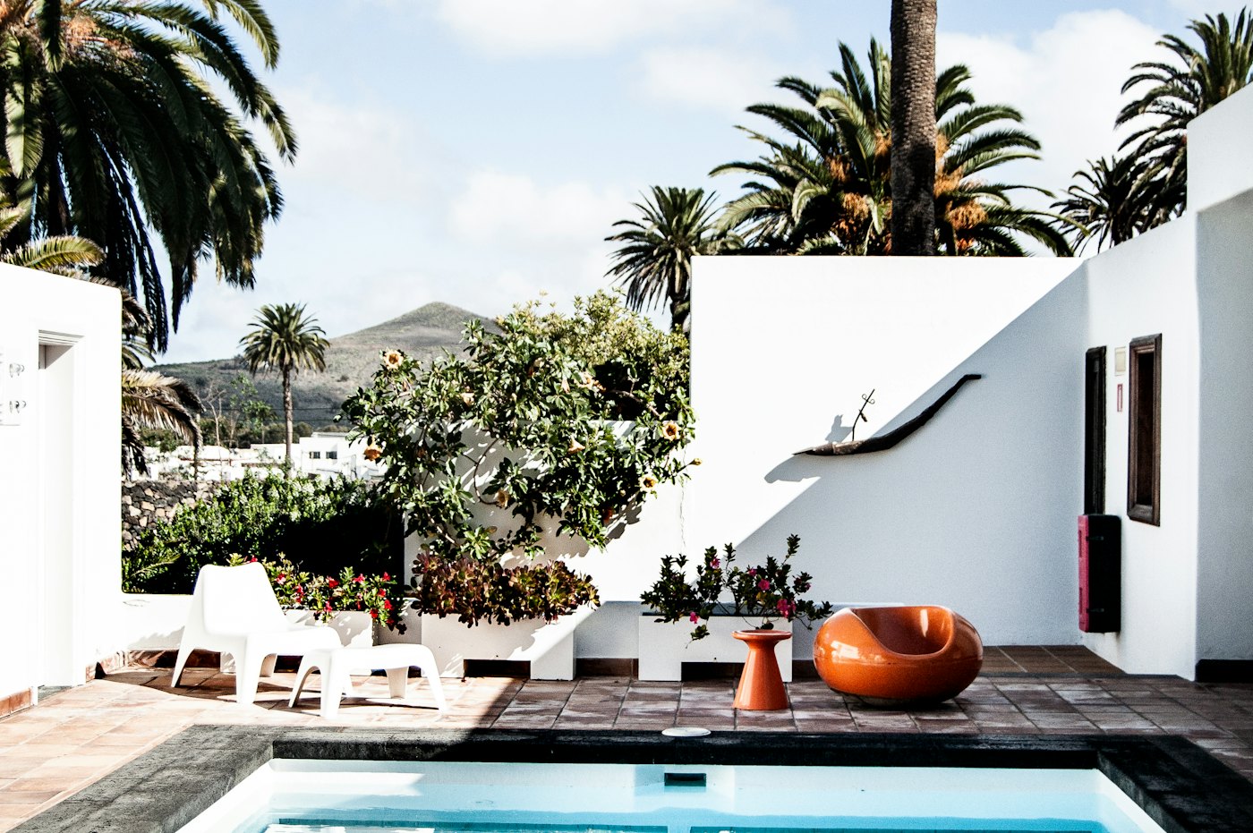 Terraza blanca y piscina en la Fundación César Manrique en Tahíche, Lanzarote