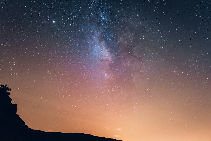 La silueta de un volcán bajo un cielo nocturno azul profundo